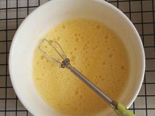 平底锅舒芙蕾,用蛋抽搅匀，使其充分乳化