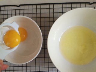 平底锅舒芙蕾,首先，把蛋黄蛋清分离