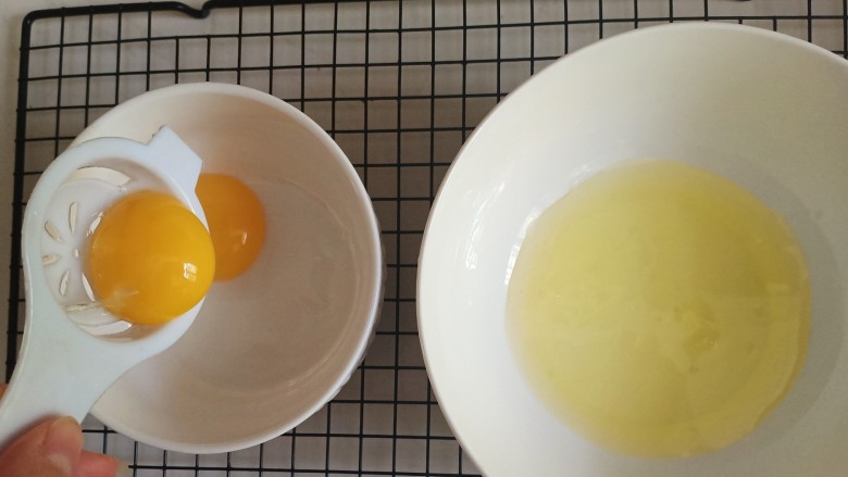 平底锅舒芙蕾,首先，把蛋黄蛋清分离