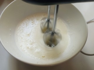 平底锅舒芙蕾,蛋清中加入两三滴白醋或者柠檬汁，用打蛋器打发