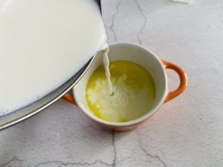 姜撞奶,迅速将牛奶倒（撞）入盛有姜汁的碗中，倒完后请不要搅动或摇晃碗里的牛奶，20秒即可凝固成姜撞奶