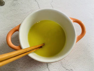 姜撞奶,用筷子将姜汁搅拌一下防止沉淀物