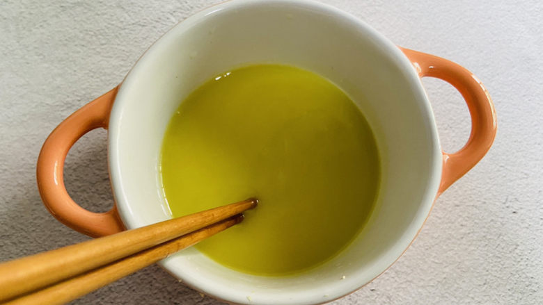 姜撞奶,用筷子将姜汁搅拌一下防止沉淀物