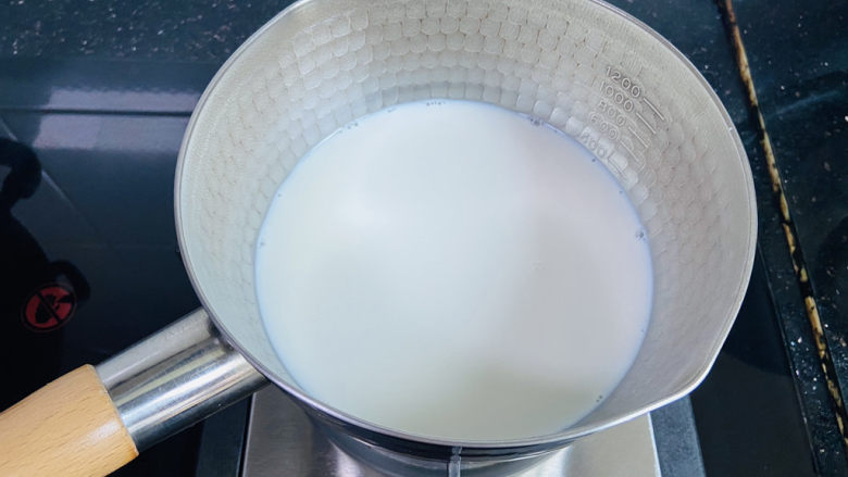 姜撞奶,纯奶倒入奶锅中