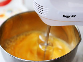 老式鸡蛋糕,用电动打蛋器高速打发至蓬松发白