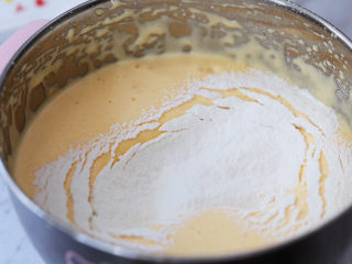老式鸡蛋糕,筛入低筋面粉