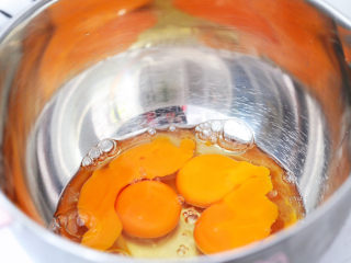 老式鸡蛋糕,将鸡蛋全部打入盆中，无需分离蛋白蛋清