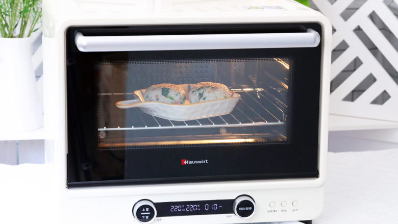 培根青菜烤饭团,放入预热好的海氏 i7烤箱，上下火220度，中层烘烤10分钟，待表皮稍微变色即可取出