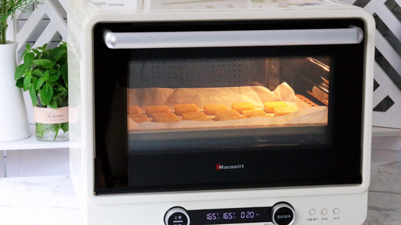 咸香芝士曲奇饼干,放入预热好的海氏i7烤箱，上下火165度，中层烘烤约20分钟即可，烤至表面变成金黄色即可