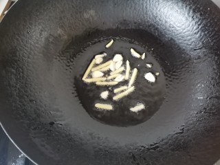 尖椒肥肠,热锅倒入适量的油，放入姜丝蒜片爆香