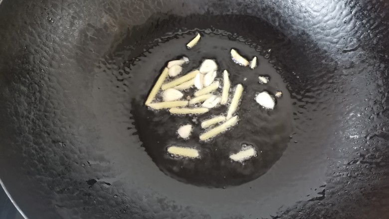 尖椒肥肠,热锅倒入适量的油，放入姜丝蒜片爆香