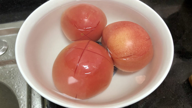 素炒白玉菇➕番茄小白菜烩白玉菇,加入开水，烫约3分钟