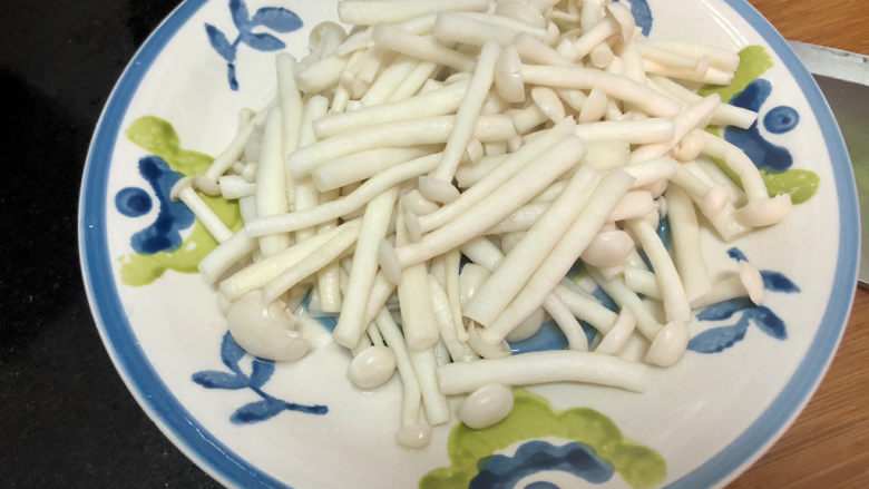 素炒白玉菇➕番茄小白菜烩白玉菇,捞出沥水备用