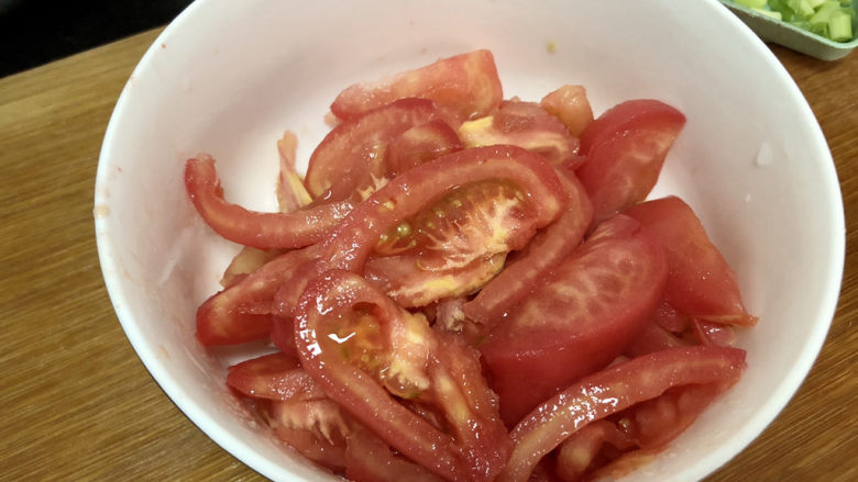 素炒白玉菇➕番茄小白菜烩白玉菇,番茄去蒂切小块
