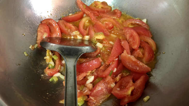 素炒白玉菇➕番茄小白菜烩白玉菇,中小火翻炒一分钟，炒出番茄汁