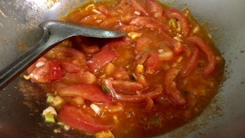 素炒白玉菇➕番茄小白菜烩白玉菇,小火炖煮一分钟，让番茄味浓郁