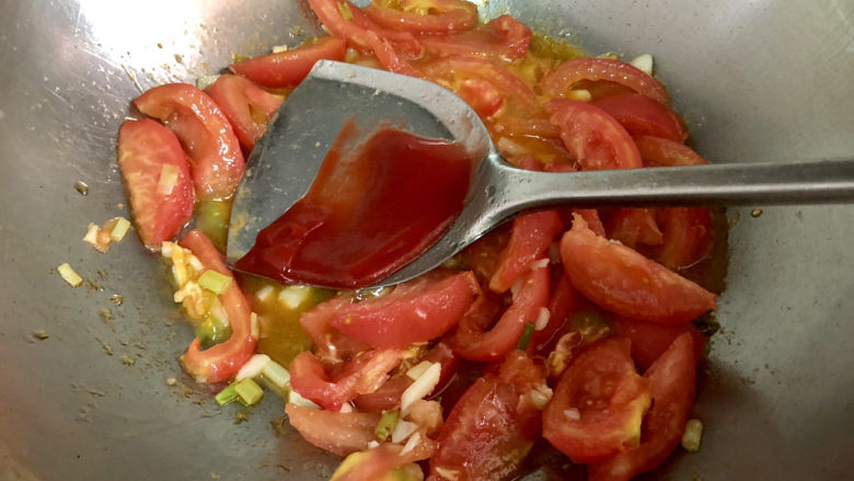 素炒白玉菇➕番茄小白菜烩白玉菇,加入一汤匙番茄酱