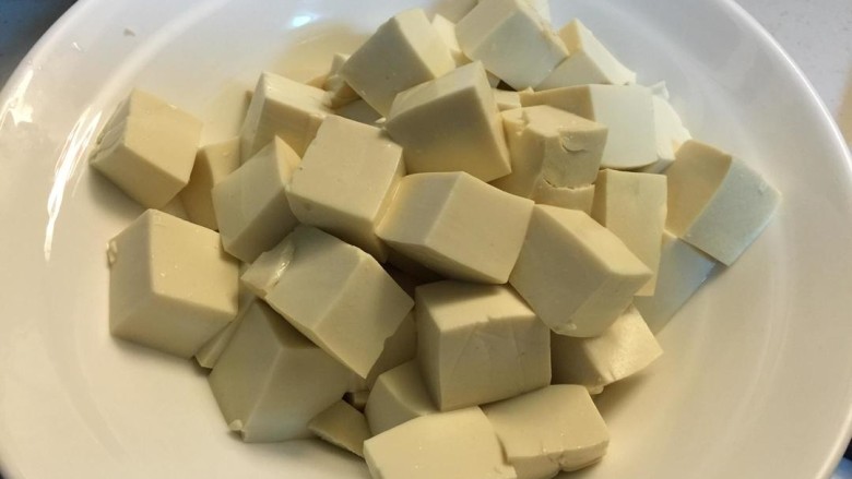 黑鱼豆腐汤,切成小方块