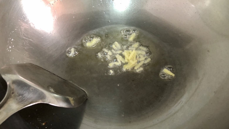 白玉菇炒鸡蛋➕春至花如锦,热锅冷油，小火煸香姜丝