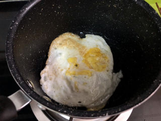 白玉菇炒鸡蛋➕春至花如锦,翻面，小火煎到两面微黄