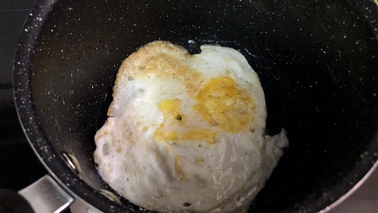 白玉菇炒鸡蛋➕春至花如锦,翻面，小火煎到两面微黄