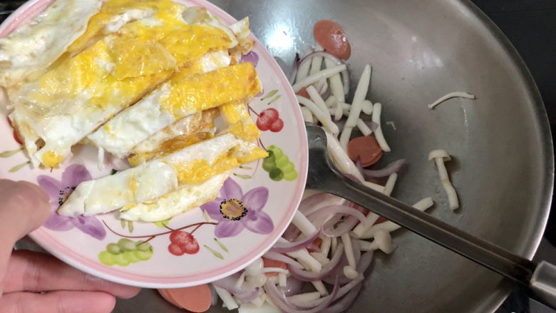 白玉菇炒鸡蛋➕春至花如锦,加入煎蛋，翻炒均匀