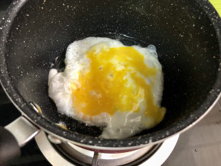 白玉菇炒鸡蛋➕春至花如锦,热锅少许油，油热，打入鸡蛋，用筷子把蛋黄搅散，