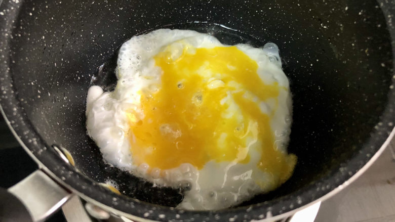 白玉菇炒鸡蛋➕春至花如锦,热锅少许油，油热，打入鸡蛋，用筷子把蛋黄搅散，