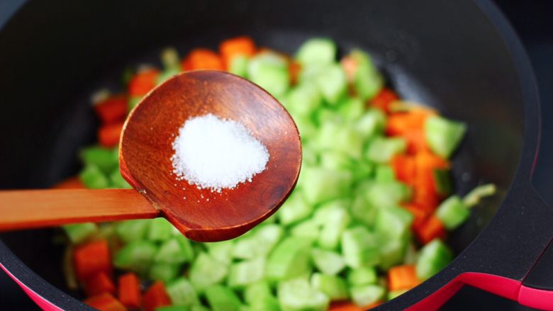 黄瓜飞蛤鸡蛋打卤面,加入适量的盐调味。