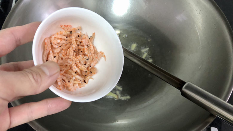 韭菜炒千张➕ 水荇牵风翠带长,加入虾米，小火煸炒一分钟