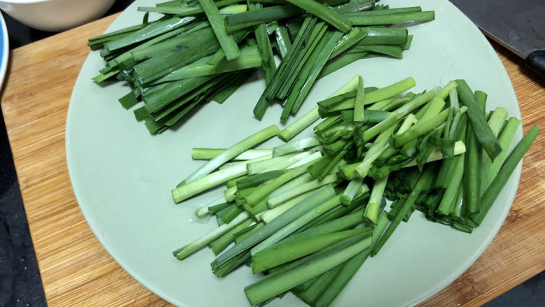 韭菜炒千张➕ 水荇牵风翠带长,韭菜分菜梗菜叶，分别切段