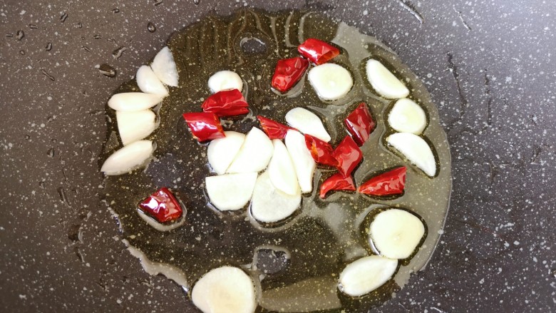 清炒苋菜,炒锅内倒适量的食用油烧热，下入蒜片和辣椒炒香。
