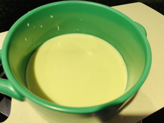 姜撞奶,把刚才常温的牛奶和姜汁先混合