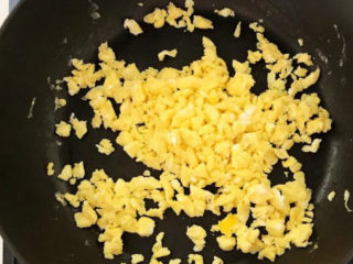 老北京炸酱面,炒锅烧热后加入玉米油，油烧热后加入鸡蛋液，把鸡蛋炒成鸡蛋碎