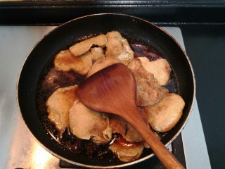 红烧素鸡,用铲子，翻拌均匀，大火烧煮至滚开