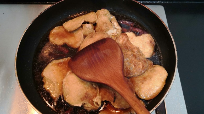 红烧素鸡,用铲子，翻拌均匀，大火烧煮至滚开