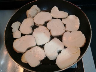 红烧素鸡,把素鸡，平铺入锅中，小火煎