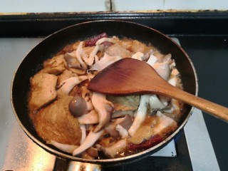 红烧素鸡,翻拌均匀后，继续大火烧煮2分钟