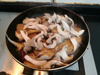 红烧素鸡,滚开后，放入菌菇
