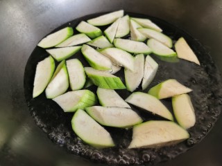 丝瓜炒虾仁,放入切好的丝瓜焯水，丝瓜焯水时放一点盐，焯水后的丝瓜会更加碧绿。