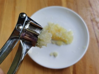 丝瓜炒虾仁,大蒜切碎，生姜切末。大蒜切碎一点会更加的入味。