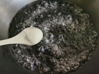丝瓜炒虾仁,锅中放水烧开，加入半小勺食盐。