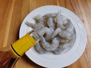 丝瓜炒虾仁,虾仁中加入少许的料酒和盐拌匀腌制两三分钟。