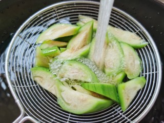 丝瓜炒虾仁,捞出后投入冷水过凉。
