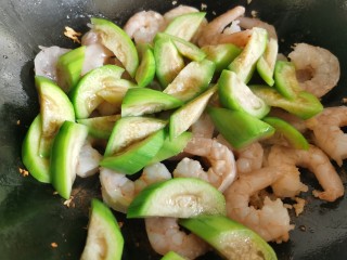 丝瓜炒虾仁,然后加入丝瓜。丝瓜也可和虾仁同时加入，那样丝瓜会炒的比较软烂。
