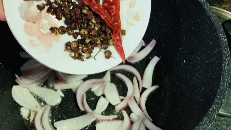 干煸豇豆,加入辣椒和花椒，炒香