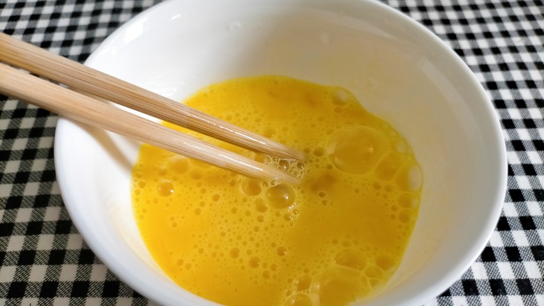 丝瓜炒鸡蛋,处理食材
鸡蛋发散，搅拌至冒泡