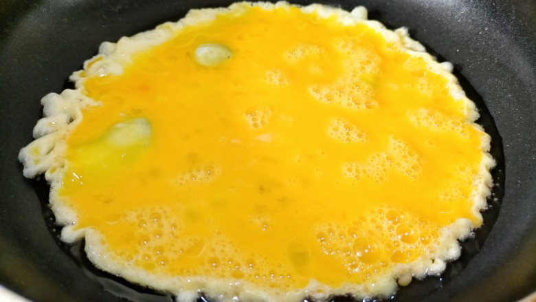 丝瓜炒鸡蛋,烹饪食材
热锅烧油煎鸡蛋