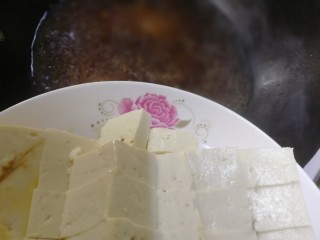 家常烧豆腐,水开沿锅边放入豆腐。
