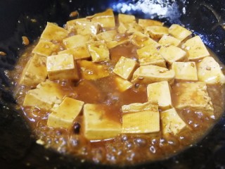 家常烧豆腐,大火烧开，至汤汁粘稠，铲子轻轻翻动，不要让都豆腐粘锅。